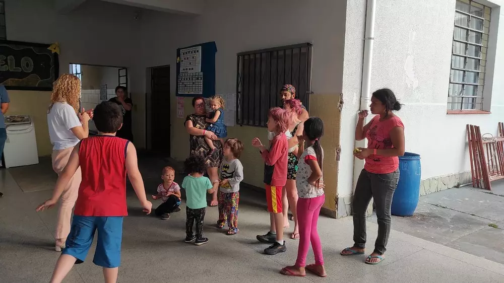 Famílias acolhidas no Colégio Caetano recebem entretenimento e quatro refeições por dia